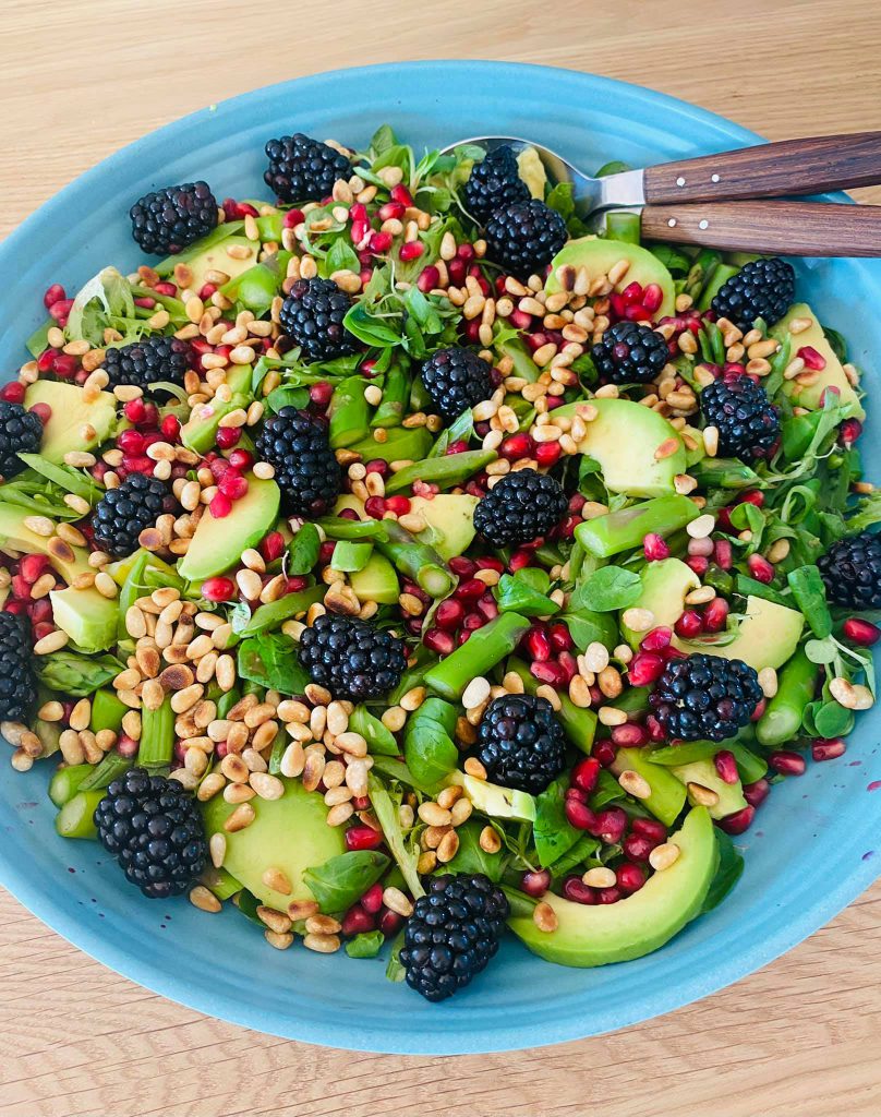 Grøn salat med brombær og pinjekerner Simple Life