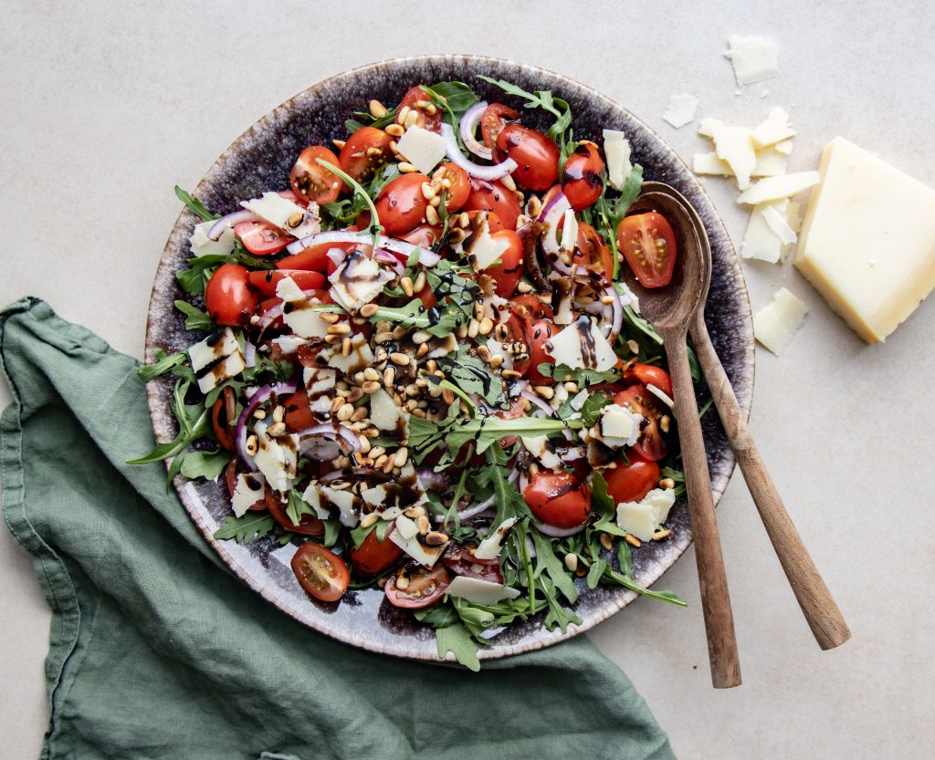 Tomatsalat med parmesan, balsamico og pinjekerner - Simple Life